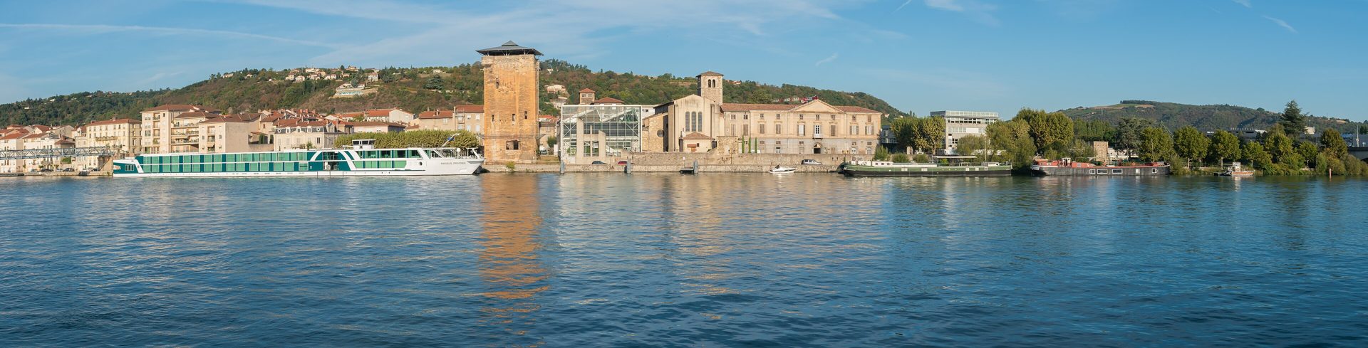 Panorama des quais de Sainte-Colombe vus depuis le Rhône