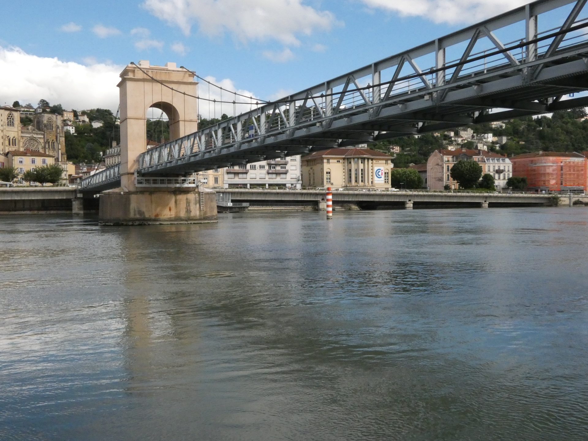 La passerelle suspendue au-dessus du Rhône, vue depuis le quai