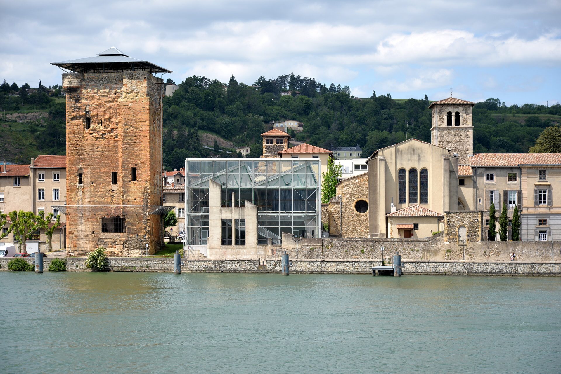 La tour des Valois et les quais vus depuis le Rhône, sous un ciel nuageux