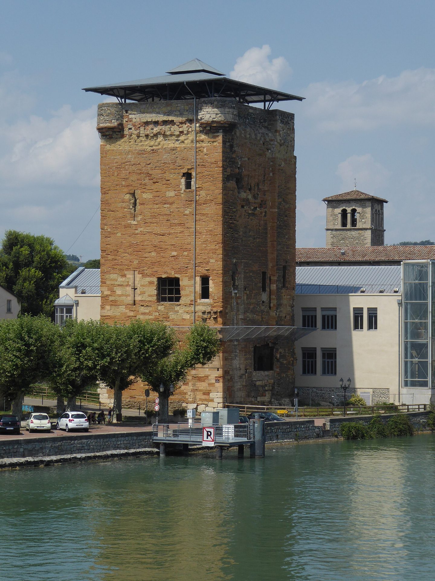 La tour des Valois, haute tour de pierre carrée au bord du Rhône