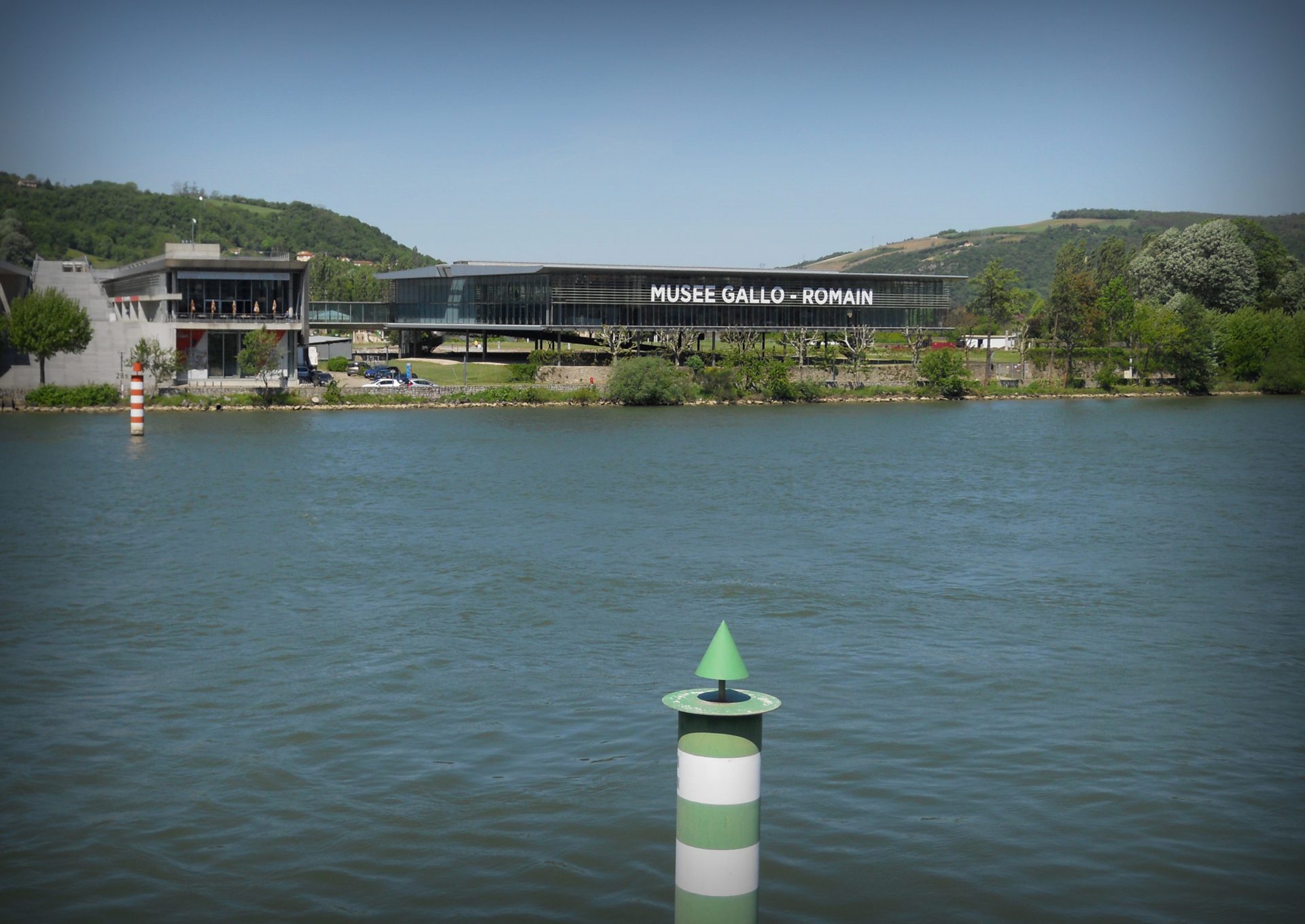 Le musée gallo-romain vu depuis le Rhône